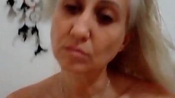 تشغيل يعتني Stellastill بالشعر قبل التصوير التالي
