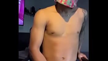播放 大学纹身男孩 cum 同时磨边