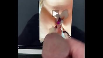 Играть Жена Пикерельгая хотела, чтобы я кончил в одном из их видео, поэтому я сделал ей трибьют-выстрел спермой!