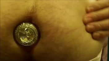 Jouer Jaclyn 2 dans une nouvelle culotte rose montrant ses plugs