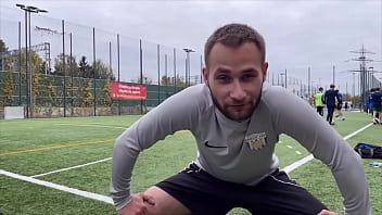 Reproduzir Jovens jogadores de futebol são espancados por um enorme suíço e seus amigos