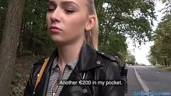 Jouer Eurobabe blonde tirée chevauchant une bite en pov en action en plein air