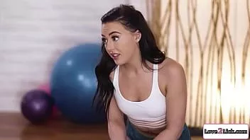 Abspielen Babe spritzt in den Mund des Yogalehrers