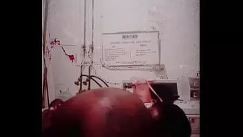 Играть Избивая ее в прачечной