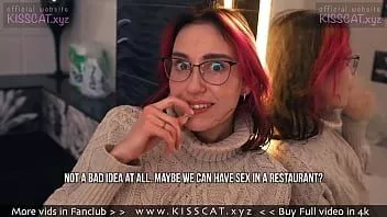 play Kisscat folla frente al espejo antes de ir a un restaurante / kisscat.xyz