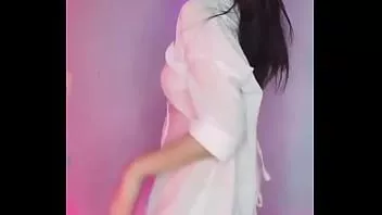 تشغيل لطيف الفتيات تظهر كس في البانتي