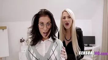 Afspelen Verlegen nerdy tiener heeft een instant lesbische gloed