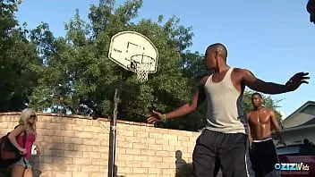 play En lugar de jugar al baloncesto, se apresura a entrar para follar a la rubia blanca con su bbc.