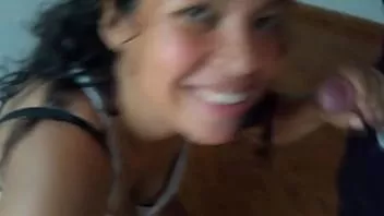 播放 与我的爱人和我戴绿帽子的丈夫三人行。我得到了一个新男友，可以分享并成为一个更性感的妓女。我丈夫和陌生人分享我，他们操我的阴户让我吸他的鸡巴