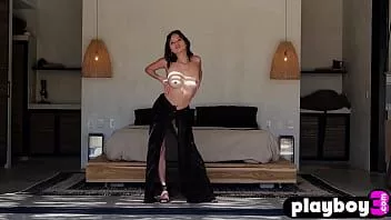 播放 完美的屁股自然青少年在户外摆姿势，宝贝展示了她完美的身材