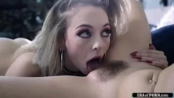 play 娇小的女孩第一次舔阴部