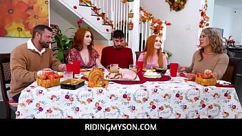 play Ridingmyson - les demi-sœurs rousses Arietta Adams et Cherry Fae partagent un étalon après le déjeuner de Thanksgiving