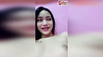 Redare O fată frumoasă din Thailanda se masturbează cu vibrator
