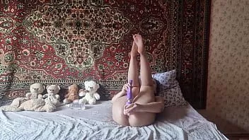 play Une fille en collants en nylon séduit devant la caméra puis baise la chatte poilue avec un énorme gode et jouit avec un vibromasseur