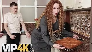 Riproduci Vergogna4k. rossa riccia con grandi tette succhia il cazzo dei vicini in cucina