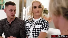 Afspelen Stiefmoeder Dee Williams betrapt tiener Kenna James terwijl hij de lul van stiefbroer zuigt