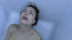 Odtwórz Urocza blond mamuśka zostaje wytryskana na twarz po masturbacji w łazience