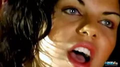 play MILF lussuose su uno yacht in un rapporto a tre bollente con fighe rifinite