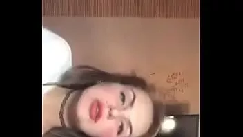 play Arătând sânii și tremurând fundul pe ameporn
