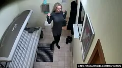 play Blond mamuśka z dużymi cyckami robi się niegrzeczna w solarium