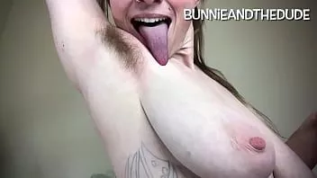 play Calda hippie pelosa che annusa e lecca le lunghe ascelle sudate e puzzolenti dopo aver spazzolato e fatto rimbalzare perfette tette venose in primo piano - bunnieandthedude