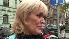 play Dojrzała blond dziwka z owłosioną cipką dostaje mocno od tyłu