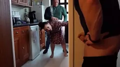 play كريمة الغنائم الكبيرة للزوجة الإيطالية من قبل العاشق بينما يشاهد الزوج والهزات