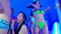 play Orgía latina: los vecinos se vuelven locos por mi gran polla y mis grandes tetas