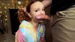 Riproduci Petite Redhead prende un pompino fatto in casa