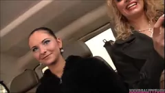Afspelen Twee blonde teven en een pornoster-brunette pikken een amateur-man op voor een wild trio in hun neukbus