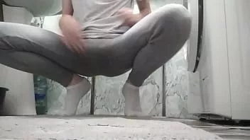 play Chłopak solo w obcisłych spodniach do jogi pokazuje nogi